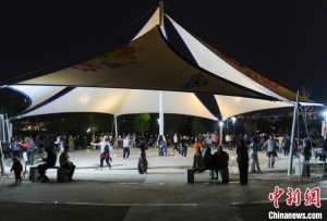 夜间锅庄舞让西藏青年收获快乐