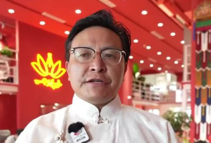 #༄༅།།རྒྱལ་ཡོངས་བོད་ཀྱི་ཡིག་གཟུགས་དུས་ཆེན། 竹庆草书惊艳亮相首届“白玛金笔”藏文书法大赛颁奖典礼暨全国藏文书法日主题活动。欢迎关注4月30日，康巴卫视#2024全国藏文书法日 直播活动，一起开启墨香之旅。