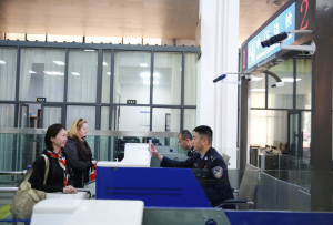 西藏吉隆口岸：边防检查站上的坚守