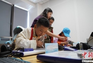 青海玉树青少年研学营北京首日：新奇体验 跃跃欲试