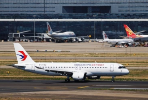 国产大型客机商运一周年 东航接收增订100架C919首架机