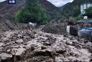强降雨造成国道G318线四川雅江段断道