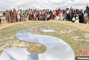 牦牛绒+T台 黄河源头时装秀演绎十四载“沪果情”