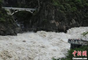 云南香格里拉虎跳峡景区江水澎湃吸引游客