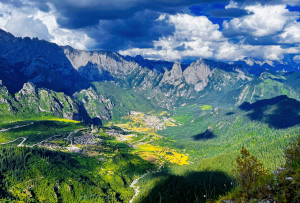 甘南迭部有一个叫“石匣子”的地方，每一帧景致都能让你领略到森林冰川田园寺庙藏寨的美