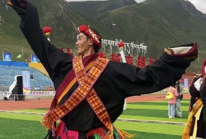 赛马会闭幕演出后台 随曲而动的康巴男儿 潇洒甩袖