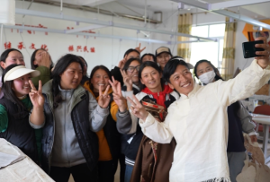 【高原行歌】“桑吉爸爸”的坚守与温情：在高原上播种希望