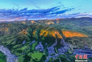 四川甘孜州：墨石公园云蒸霞蔚 美景如画