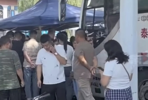 山东东平一公交车失控致11死，众多市民自发献血