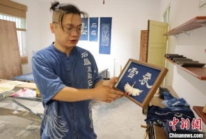 中国青年以蜡为墨 助千年石刻与世界相遇