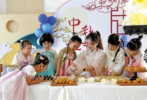 དམངས་སྲོལ་བྱེད་སྒོ་སྣ་ཚོགས་སྤེལ་ནས་ཟླ་མཆོད་དུས་ཆེན་བསུ་བ།