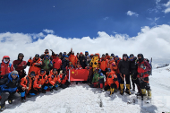 了不起！71人成功冲顶6010米山峰