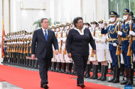 Chinese premier holds talks with Barbados PM