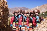 Happiness of Golden Harvest: 2025 Farmers' Harvest Festival Held in Lhasa