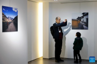 People visit photo exhibition themed on southwest China's Xizang in Romania