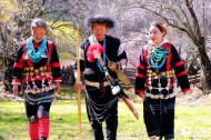 Traditional costume of Lhoba people adds color to peach blossom festival in SW China's Xizang