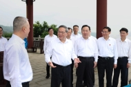 Chinese premier stresses efforts to build distribution hubs for bulk commodities