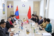 Chinese FM holds talks with Mongolian counterpart