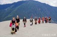 Nyingchi Hosts Intangible Cultural Heritage Fashion Show at Buddha Palm Sand Dunes Scenic Area