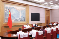 China's premier chairs symposium on economic situation involving experts, entrepreneurs