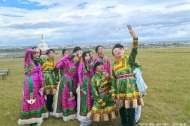 Hong Kong Students Make New Friends on the Jinyintan Grassland