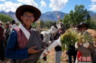Villagers in Lhasa, Xizang, Celebrate the Ongkor Festival
