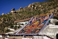 Shoton Festival opens in Lhasa with giant thangka unveiling