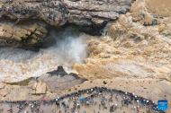 Tour along Yellow River becomes popular choice for summer travelers