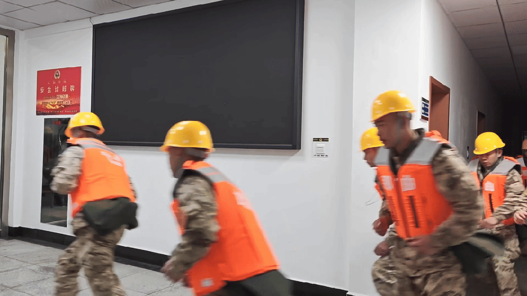 西藏那曲7.0级地震，西部战区官兵连夜救援
西部战区