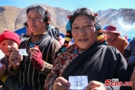 Villagers move into temporary housing in Xizang