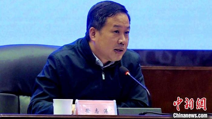 圖為中央統戰部七局局長徐志濤解讀《條例》。　貢桑拉姆 攝