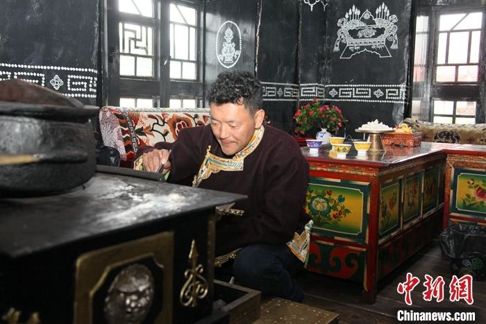 近日，35歲的藏族青年巴登在西藏自治區林芝市巴宜區魯朗鎮扎西崗村的家里接受<a target='_blank' href='http://www.chinanews.com/'>中新社</a>記者采訪。<a target='_blank' href='http://www.chinanews.com/'>中新社</a>記者 陳小愿 攝 　