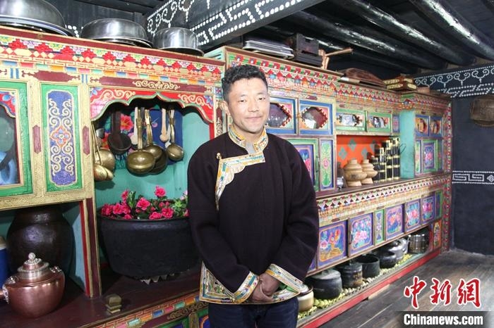 近日，35歲的藏族青年巴登在西藏自治區林芝市巴宜區魯朗鎮扎西崗村的家里接受記者采訪。巴登現在經營家庭旅館，他表示，未來還會傳承農牧業，希望與旅游業結合，讓游客體驗自家生產的綠色食品，也期待旅游業對農牧業有促進作用。<a target='_blank' href='http://www.chinanews.com/'>中新社</a>記者 陳小愿 攝 