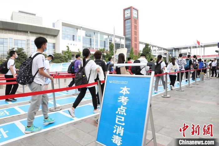 高考“防疫考官”的十二時辰