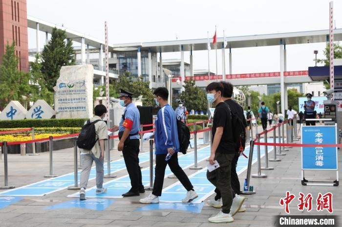 圖為河南鄭州高考考生進場。　闞力 攝