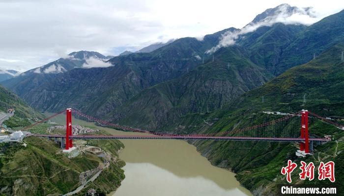 圖為雅康高速瀘定大渡河大橋?！⒅铱?攝