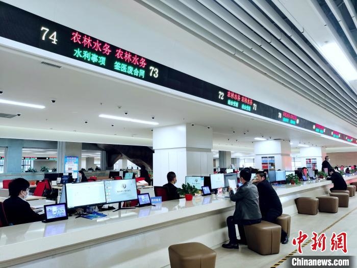 圖為西寧市市民中心內的行政審批服務窗口。　張添福 攝