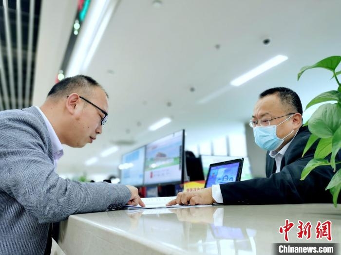 圖為民眾在西寧市市民中心行政審批服務窗口咨詢。　張添福 攝