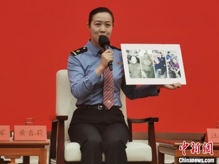 中國鐵路上海局集團有限公司南京站“158”雷鋒服務站客運值班員兼黨支部書記黃吉莉 張文暉 攝