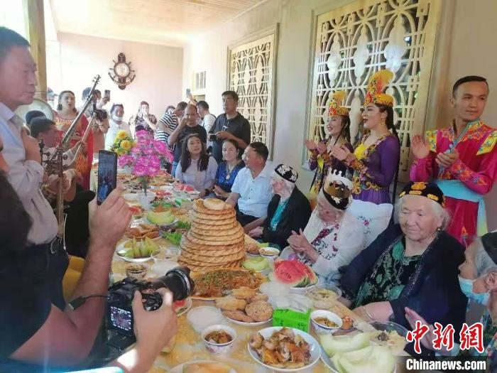 阿麗米罕·色依提與前來為自己慶賀生日的歌舞團演員一起慶祝生日。　朱景朝 攝