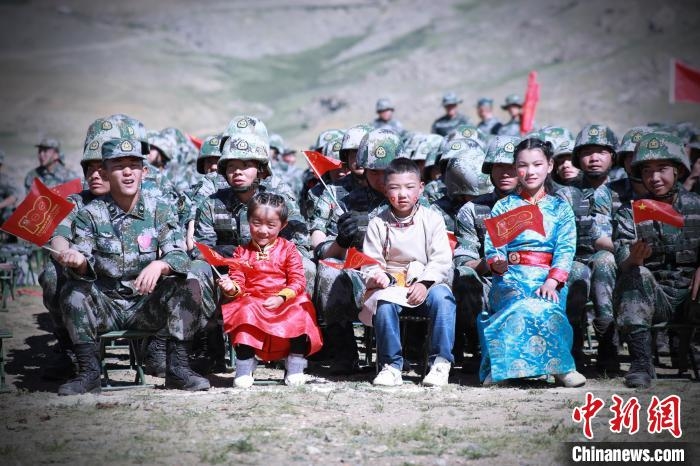 圖為駐地小朋友參加此次活動?！?普布扎西 攝