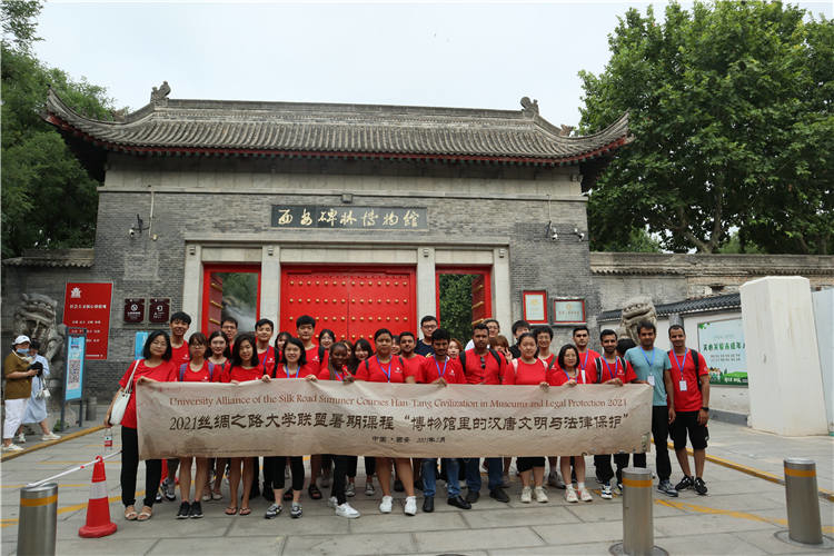 學員們走進碑林博物館。圖片來源：秦始皇帝陵博物院