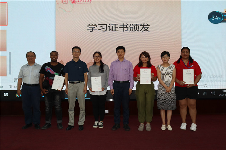 老師們向學員們頒發結課證書。圖片來源：秦始皇帝陵博物院