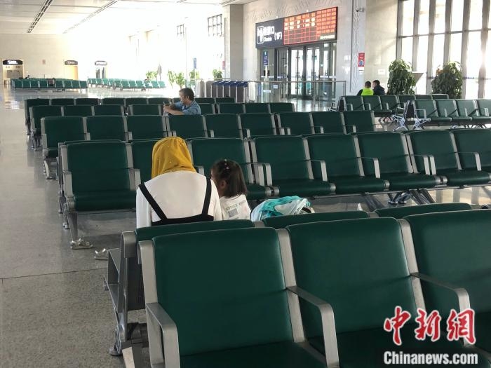 乘客在青海格爾木火車站候車準備去往拉薩。 <a target='_blank' href='http://www.chinanews.com/' >中新網</a> 左宇坤 攝