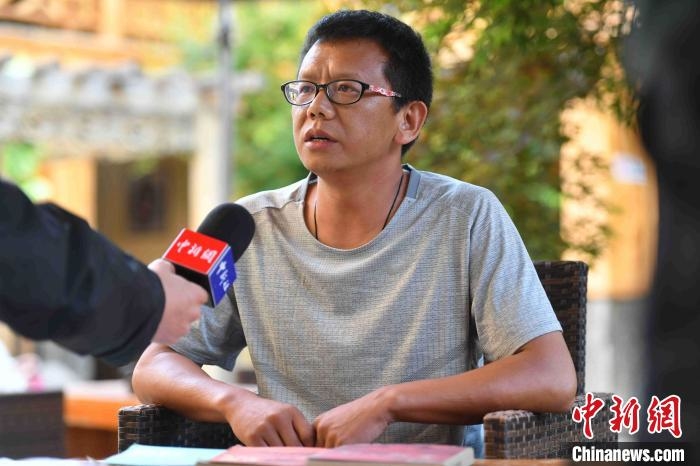图为和涧秋接受记者采访。 刘冉阳 摄 图为和涧秋接受记者采访。 刘冉阳 摄