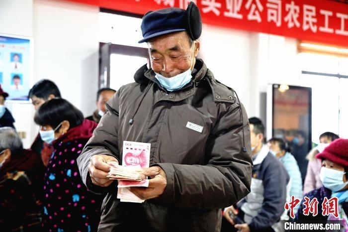 資料圖：茶農數錢。　邱志烴 攝
