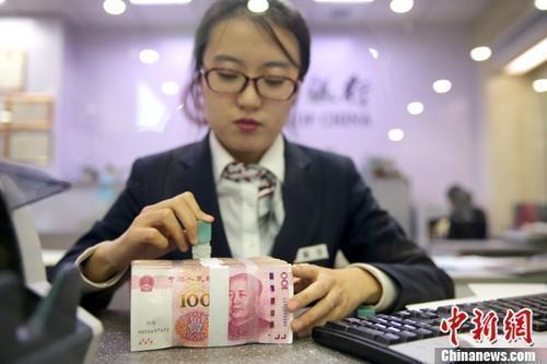 資料圖：銀行工作人員清點貨幣。<a target='_blank' href='http://www.chinanews.com/'>中新社</a>記者 張云 攝
