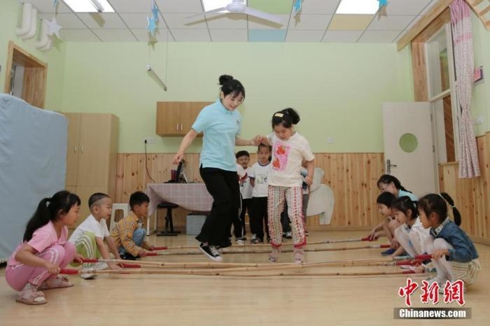 資料圖：老師帶領孩子們在教室內游戲。<a target='_blank' href='http://www.chinanews.com/'>中新社</a>記者 張遠 攝
