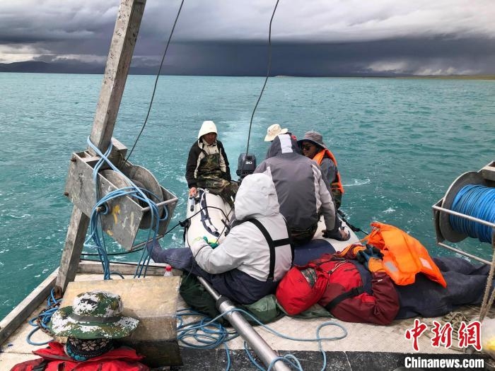 科考隊(duì)員在高原湖泊的鉆探平臺(tái)上累了臨時(shí)就地休息。　<a target='_blank' href='http://www.chinanews.com/'>中新社</a>記者 孫自法 攝
