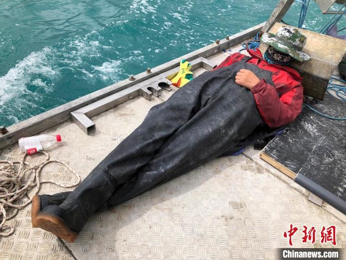 科考隊(duì)員在高原湖泊的鉆探平臺(tái)上累了臨時(shí)就地休息。　<a target='_blank' href='http://www.chinanews.com/'>中新社</a>記者 孫自法 攝